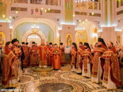 ​В ночь с 16 на 17 июля в день памяти святых Царственных страстотерпцев, по сложившейся традиции, в московском Сретенском монастыре состоялась Божественная Литургия.
