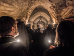 30 августа 2018 года, в попразднство Успения Пресвятой Богородицы, в Богом Зданных пещерах Псково-Печерского монастыря прошли панихиды по почивающей в них братии обители.