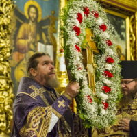 Вечером 26 сентября 2018 года, накануне празднования Воздвижения Честного и Животворящего Креста Господня, митрополит Псковский и Порховский Тихон совершил Всенощное бдение с чином воздвижения Креста Христова в Свято-Троицком кафедральном соборе города Пскова.