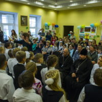 В День учителя учащиеся Свято-Тихоновской православной гимназии поздравили своих преподавателей.