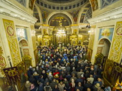 В Рождественскую ночь, с 6 на 7 января 2019 года, митрополит Псковский и Порховский Тихон совершил Божественную Литургию в Свято-Успенском Псково-Печерском монастыре.