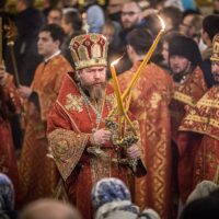 В новогоднюю ночь митрополит Псковский и Порховский Тихон совершил Божественную Литургию в Псково-Печерском монастыре.