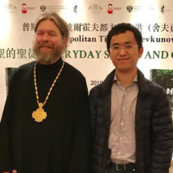Митрополит Псковский и Порховский Тихон представил в Гонконге книгу “Несвятые святые” на китайском языке.