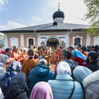 1 мая 2019 года, в среду Светлой седмицы, митрополит Псковский и Порховский Тихон совершил Божественную Литургию в Рождества Богородицы Снетогорском женском монастыре.