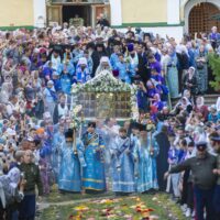 Вечером 27 августа 2019 года, накануне Успения Пресвятой Богородицы, в Свято-Успенском Псково-Печерском монастыре было совершено торжественное всенощное бдение с крестным ходом.