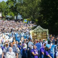 28 августа 2019 года, в празднование Успения Пресвятой Богородицы, в Свято-Успенском Псково-Печерском монастыре была совершена Божественная Литургия и праздничный крестный ход вокруг обители.