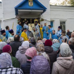 1 октября 2019 года, в празднование иконы Пресвятой Богородицы “Старорусская”, митрополит Псковский и Порховский Тихон совершил Божественную Литургию в храме Архангела Михаила города Дно.