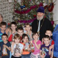 Постояльцы социальных учреждений Островского района приняли поздравления с Рождеством Христовым.
