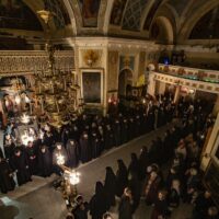 В понедельник первой седмицы Великого поста митрополит Псковский и Порховский Тихон молился за утренним богослужением в Свято-Успенском Псково-Печерском монастыре