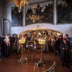 Вечером в четверг первой седмицы Великого поста митрополит Псковский и Порховский Тихон совершил чтение Великого покаянного канона преподобного Андрея Критского в Никольском храме деревни Тайлово Печорского района