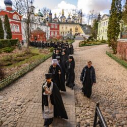 В Лазареву субботу и день памяти преподобных Марка и Ионы Псково-Печерских митрополит Псковский и Порховский Тихон совершил Божественную литургию в Псково-Печерском монастыре