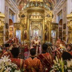 Накануне Вторника Светлой седмицы митрополит Псковский и Порховский Тихон совершил вечернее богослужение пасхальным чином в Псково-Печерском монастыре