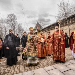 Во вторник Светлой седмицы митрополит Псковский и Порховский Тихон совершил Божественную Литургию с пасхальным крестным ходом в Свято-Успенском Псково-Печерском монастыре