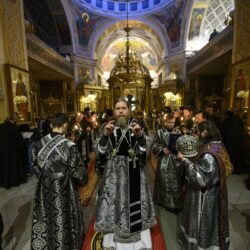 Накануне пятницы Страстной седмицы митрополит Псковский и Порховский Тихон совершил утреню с чтением двенадцати Страстных Евангелий в Псково-Печерском монастыре