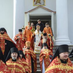 В пятницу Светлой седмицы митрополит Псковский и Порховский Тихон совершил Божественную Литургию и водосвятный молебен в Свято-Успенском Псково-Печерском монастыре.