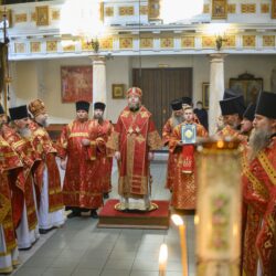 В Неделю Фомину митрополит Псковский и Порховский Тихон совершил Божественную литургию в Псково-Печерском монастыре