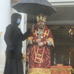 В день памяти апостола и евангелиста Иоанна Богослова митрополит Псковский и Порховский Тихон совершил Божественную литургию в Свято-Успенском Псково-Печерском монастыре