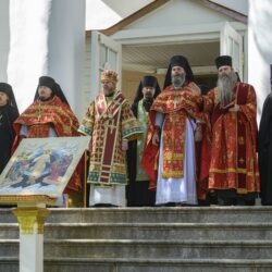 В празднование отдания Пасхи Господней митрополит Псковский и Порховский Тихон совершил Божественную литургию в Свято-Успенском Псково-Печерском монастыре