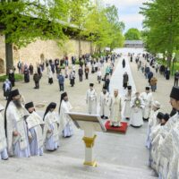 В празднование Вознесения Господня митрополит Псковский и Порховский Тихон совершил Божественную литургию в Свято-Успенском Псково-Печерском монастыре