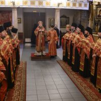 Накануне дня памяти святого великомученика Георгия Победоносца митрополит Псковский и Порховский Тихон возглавил Всенощное бдение в Псково-Печерском монастыре