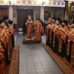 Накануне дня памяти святого великомученика Георгия Победоносца митрополит Псковский и Порховский Тихон возглавил Всенощное бдение в Псково-Печерском монастыре