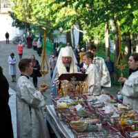 Накануне Троицкой родительской субботы митрополит Псковский и Порховский Тихон возглавил вечернее богослужение в Свято-Успенском Псково-Печерском монастыре