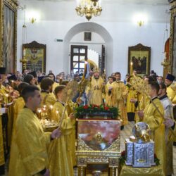 Накануне дня памяти святой равноапостольной великой княгини Российской Ольги митрополит Псковский и Порховский Тихон возглавил Всенощное бдение в Свято-Троицком кафедральном соборе города Пскова