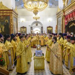 В день памяти святой равноапостольной великой княгини Ольги митрополит Псковский и Порховский Тихон совершил Божественную литургию в Свято-Троицком кафедральном соборе города Пскова