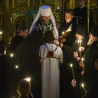 Накануне собора Псково-Печерских преподобных митрополит Псковский и Порховский Тихон совершил монашеский постриг в Свято-Успенском Псково-Печерском монастыре