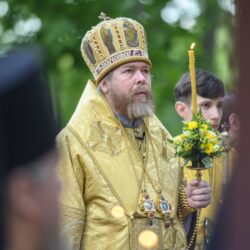 Накануне праздника славных и всехвальных первоверховных апостолов Петра и Павла митрополит Псковский и Порховский Тихон возглавил всенощное бдение в Свято-Успенском Псково-Печерском монастыре