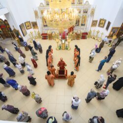 В день памяти святых страстотерпцев царя Николая, царицы Александры, царевича Алексия, великих княжен Ольги, Татианы, Марии, Анастасии митрополит Псковский и Порховский Тихон совершил Божественную литургию в Свято-Благовещенской Никандровой пустыни, для которой этот праздник является одним из престольных