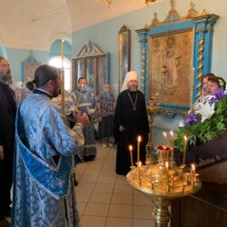 Накануне дня явления Казанской иконы Божией Матери митрополит Псковский и Порховский Тихон молился за Всенощным бдением в Казанском приделе Свято-Троицкого кафедрального собора