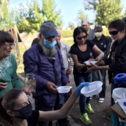 Служба помощи «Белый цветок», действующая при храме свт. Василия Великого, раздаёт бесплатные ужины людям, оказавшимся без определенного места жительства