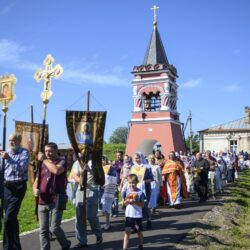 В день памяти великомученика и Целителя Пантелеимона на месте возрождающегося монастыря Пантелеимона Дальнего (с Бору) города Пскова было совершено праздничное богослужение.