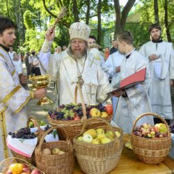 В праздник Преображения Господня митрополит Псковский и Порховский Тихон совершил Божественную литургию в Спасо-Преображенском Мирожском монастыре