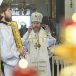 В Неделю 11-ю по Пятидесятнице митрополит Псковский и Порховский Тихон совершил Божественную литургию в храме Архистратига Михаила в поселке Кобылье городище Гдовского района