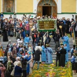 Накануне праздника Успения Пресвятой Богородицы митрополит Псковский и Порховский Тихон возглавил Всенощное бдение в Свято-Успенском Псково-Печерском монастыре