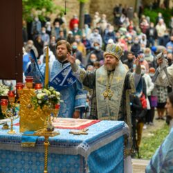 В праздник Успения Пресвятой Богородицы митрополит Псковский и Порховский Тихон совершил Божественную литургию в Свято-Успенском Псково-Печерском монастыре