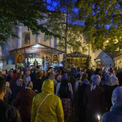 Вечером в праздник Успения Пресвятой Богородицы митрополит Псковский и Порховский Тихон совершил Великую вечерню и утреню с чином Погребения плащаницы Пресвятой Богородицы в Свято-Успенском Псково-Печерском монастыре