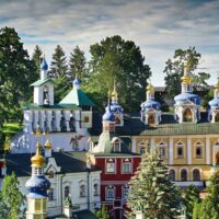 Свято-Успенский Псково-Печерский монастырь открывает для паломников храмы и пещеры