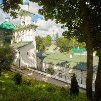 Паника в соцсетях: плановые работы на склонах Псково-Печерского монастыря приняли за чрезвычайную ситуацию