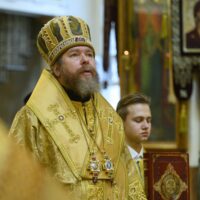 В празднование собора всех святых, в Оптиной пустыни просиявших, митрополит Тихон совершил Божественную литургию в Псково-Печерском монастыре