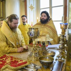 В Неделю 20-ю по Пятидесятнице, память святых отцов VII Вселенского Собора, митрополит Псковский и Порховский Тихон совершил Божественную литургию в Свято-Успенском Псково-Печерском монастыре