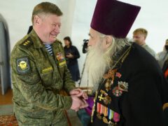 На Подворье Псково-Печерского монастыря состоялась передача архивных материалов о героях-десантниках 6-й роты командующему ВДВ России
