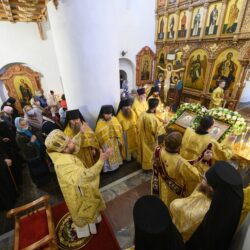 В день памяти святого апостола и Евангелиста Иоанна Богослова и святителя Тихона, патриарха Московского и всея России, митрополит Псковский и Порховский Тихон совершил Божественную литургию в Иоанно-Богословском Савво-Крыпецком монастыре