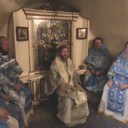 В четверг 21-й седмицы по Пятидесятнице митрополит Тихон совершил Божественную Литургию в Свято-Успенском Псково-Печерском монастыре