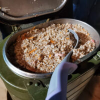 Полторы тысячи порций горячего питания раздали волонтеры “Белого цветка” бездомным людям в Пскове