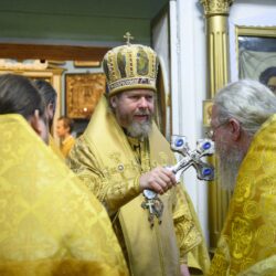 В празднование избрания на Патриарший престол святителя Тихона (Белавина) митрополит Псковский и Порховский Тихон совершил Божественную Литургию в храме Рождества Иоанна Предтечи города Порхова