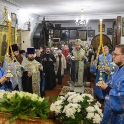 Накануне праздника Введения во храм Пресвятой Богородицы митрополит Псковский и Порховский Тихон возглавил всенощное бдение в храме великомученика Димитрия Солунского города Пскова, для которого этот праздник является одним из престольных