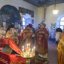 В празднование освящения храма великомученика Георгия Победоносца в Киеве митрополит Псковский и Порховский Тихон совершил Божественную литургию в храме великомученика Георгия в поселке Камно Псковского района